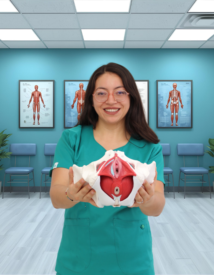 Fisioterapeuta experta dando consulta en FisioFunciona Naucalpan